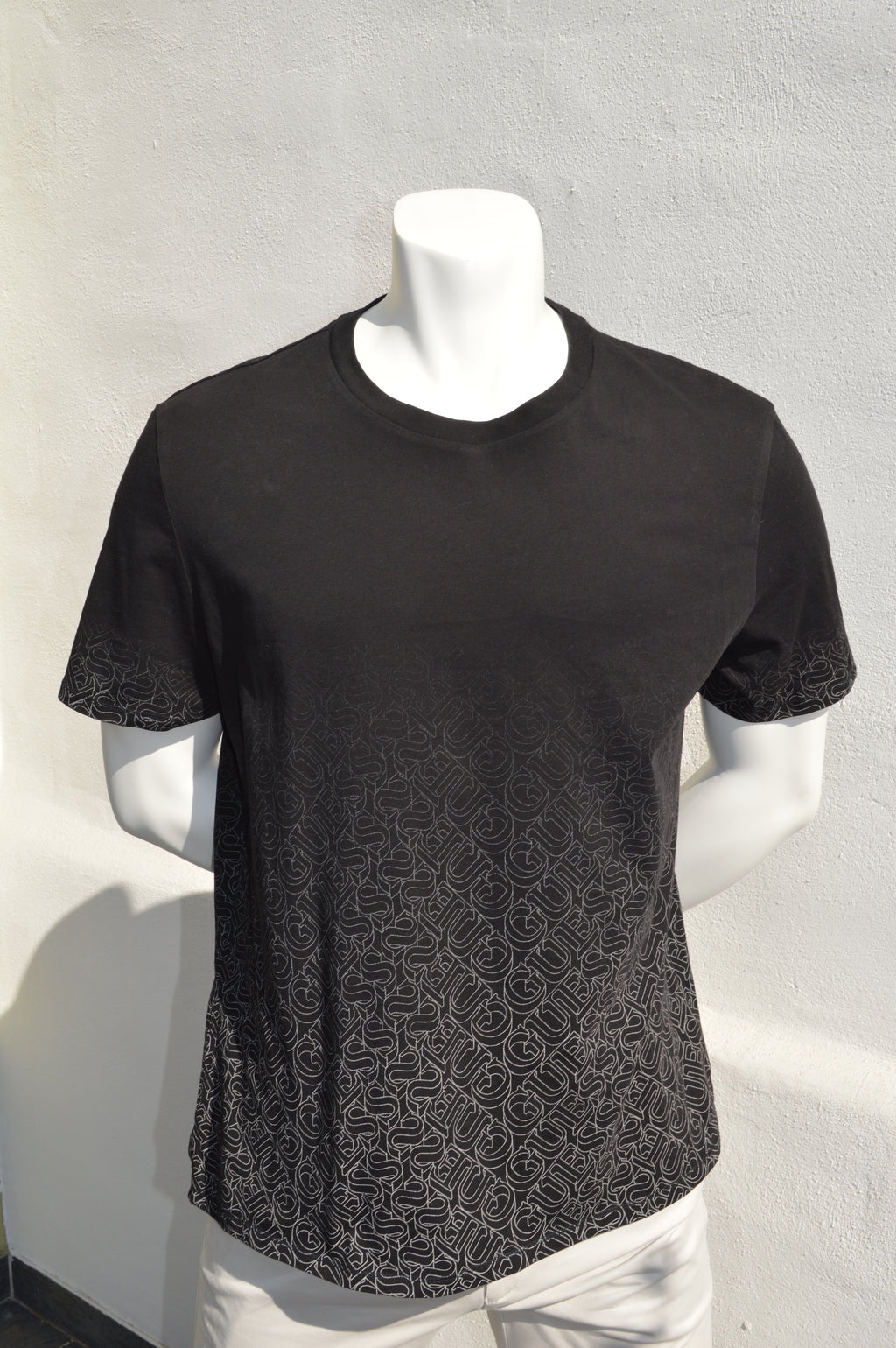 Guess Eco Monogramm T-Shirt Schwarz – Größe XL