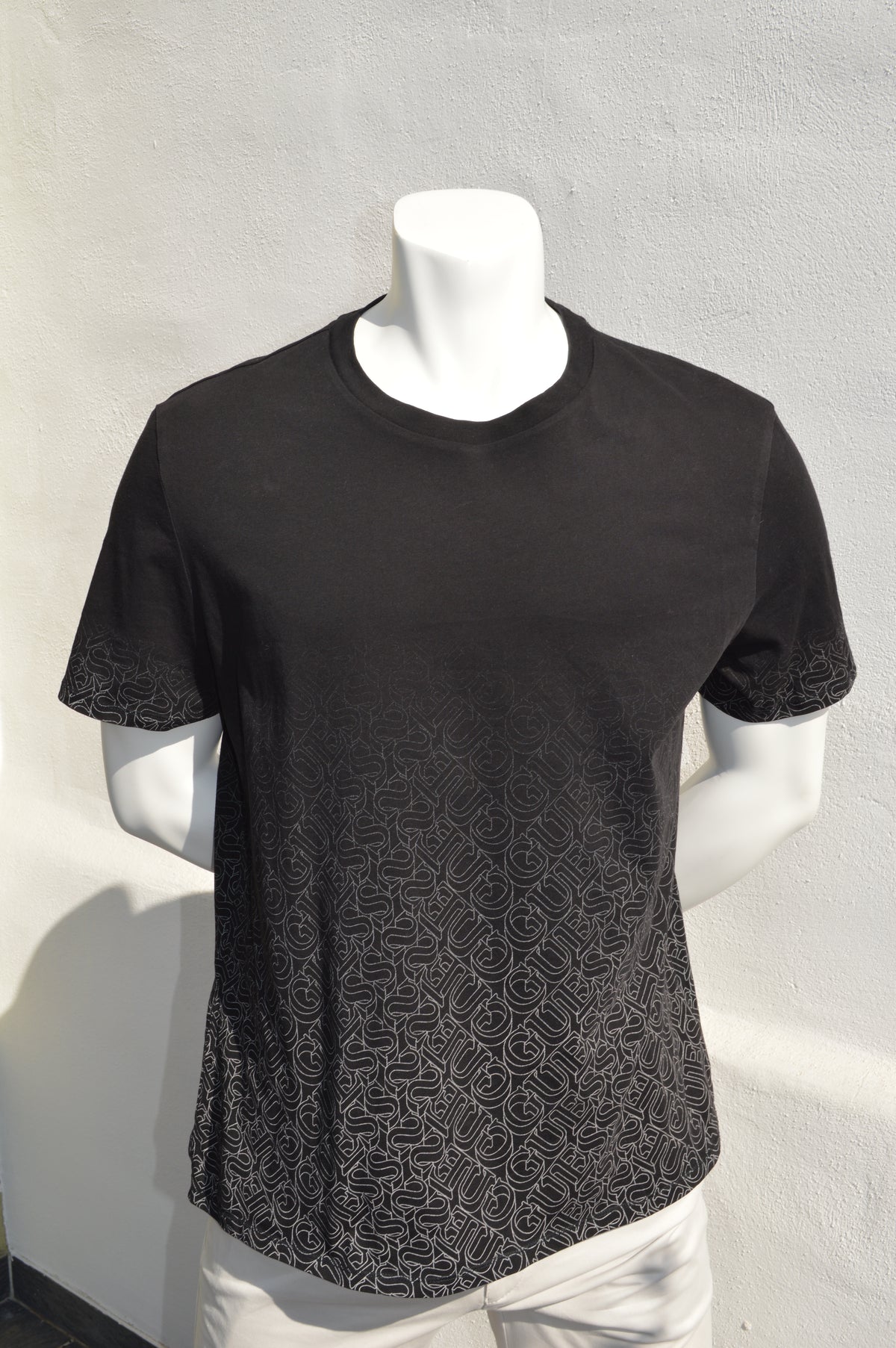 Guess Eco Monogramm T-Shirt Schwarz – Größe XL