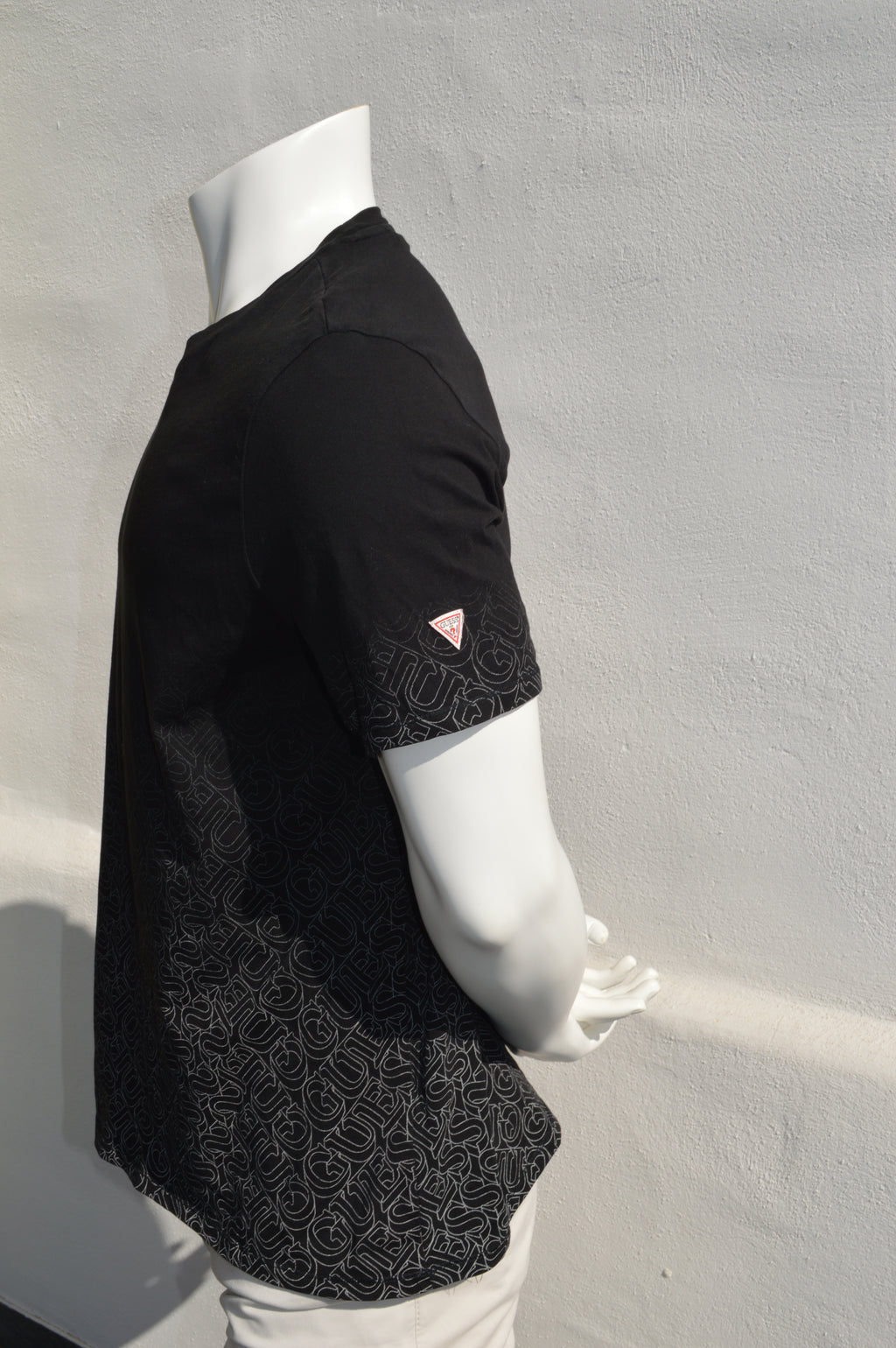 Guess Eco Monogramm T-Shirt Schwarz – Größe XL