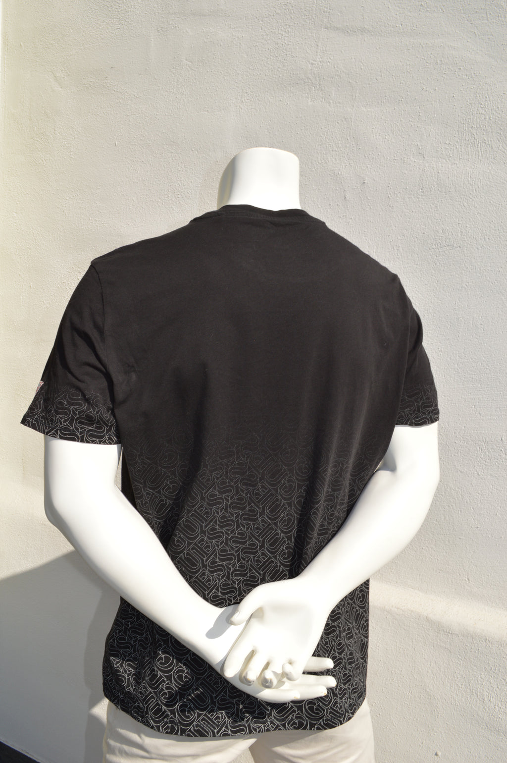 Guess Eco Monogramm T-Shirt Schwarz – Größe XL
