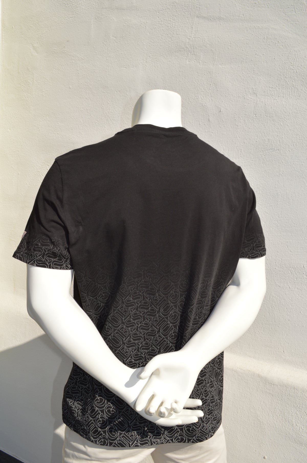 Guess Eco Monogramm T-Shirt Schwarz – Größe XL