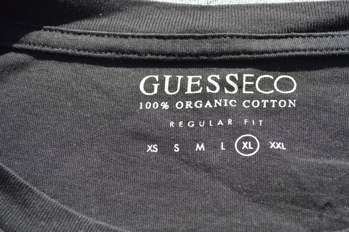 Guess Eco Monogramm T-Shirt Schwarz – Größe XL
