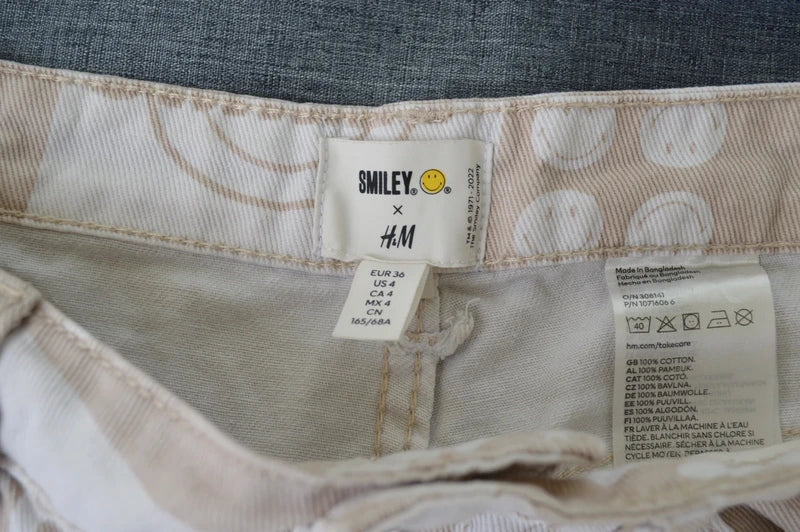 H&M x Smiley Damen High Waist Jeans mit Allover-Print in BeigeWeiß – Gr. 36
