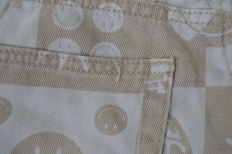 H&M x Smiley Damen High Waist Jeans mit Allover-Print in BeigeWeiß – Gr. 36