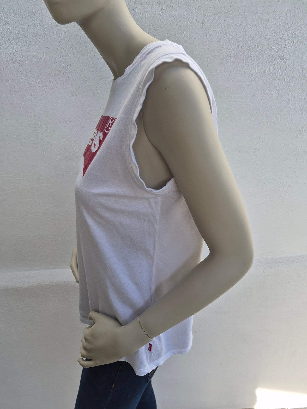 Levi's Damen Muscle Tanktop Graphic Muscle Tee mit rotem Batwing-Logo – Weiß – Gr. M