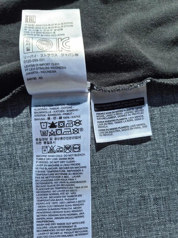 Levi's Damen Retro Script Graphic T-Shirt in Anthrazit – Gr. XS