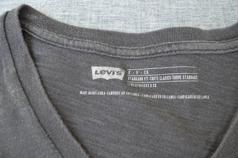 Levi's Graphic V-Neck T-Shirt "Motorcycle Races San Francisco" in Schwarz – Gr. S