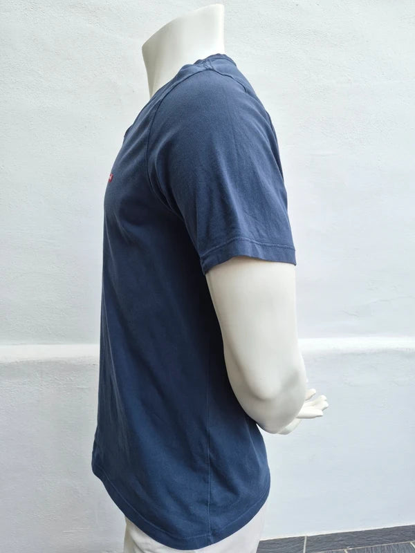 Levi's Herren V-Neck T-Shirt – Dunkelblau mit Red Tab – Gr. L (Gepflegter Zustand mit kl. Makel)