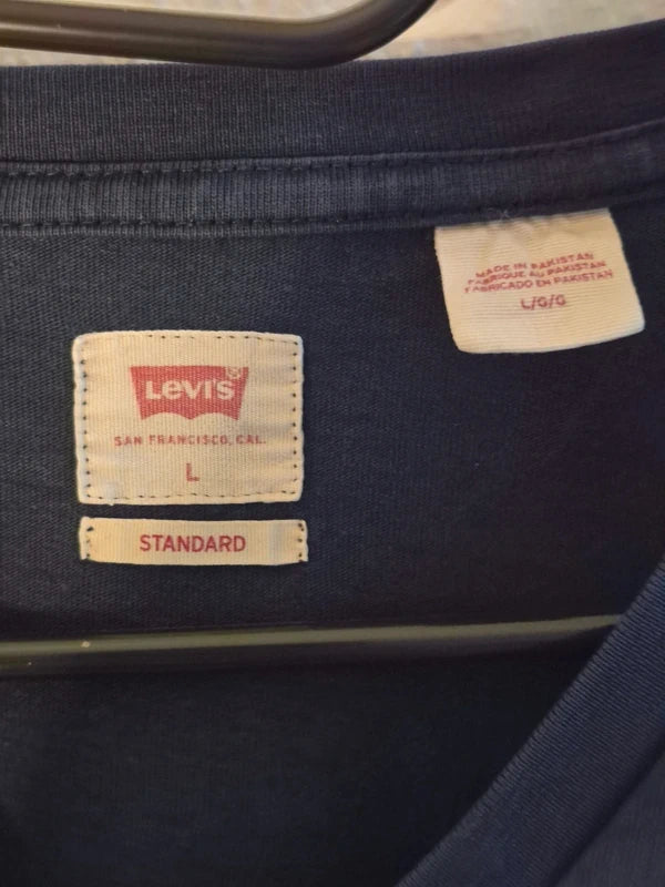 Levi's Herren V-Neck T-Shirt – Dunkelblau mit Red Tab – Gr. L (Gepflegter Zustand mit kl. Makel)