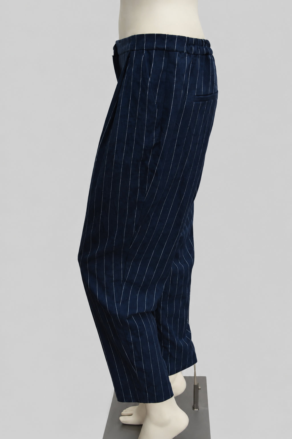 NWT Monki "Tarja" Nadelstreifen-Hose in Navy/Weiß – Gr. 42