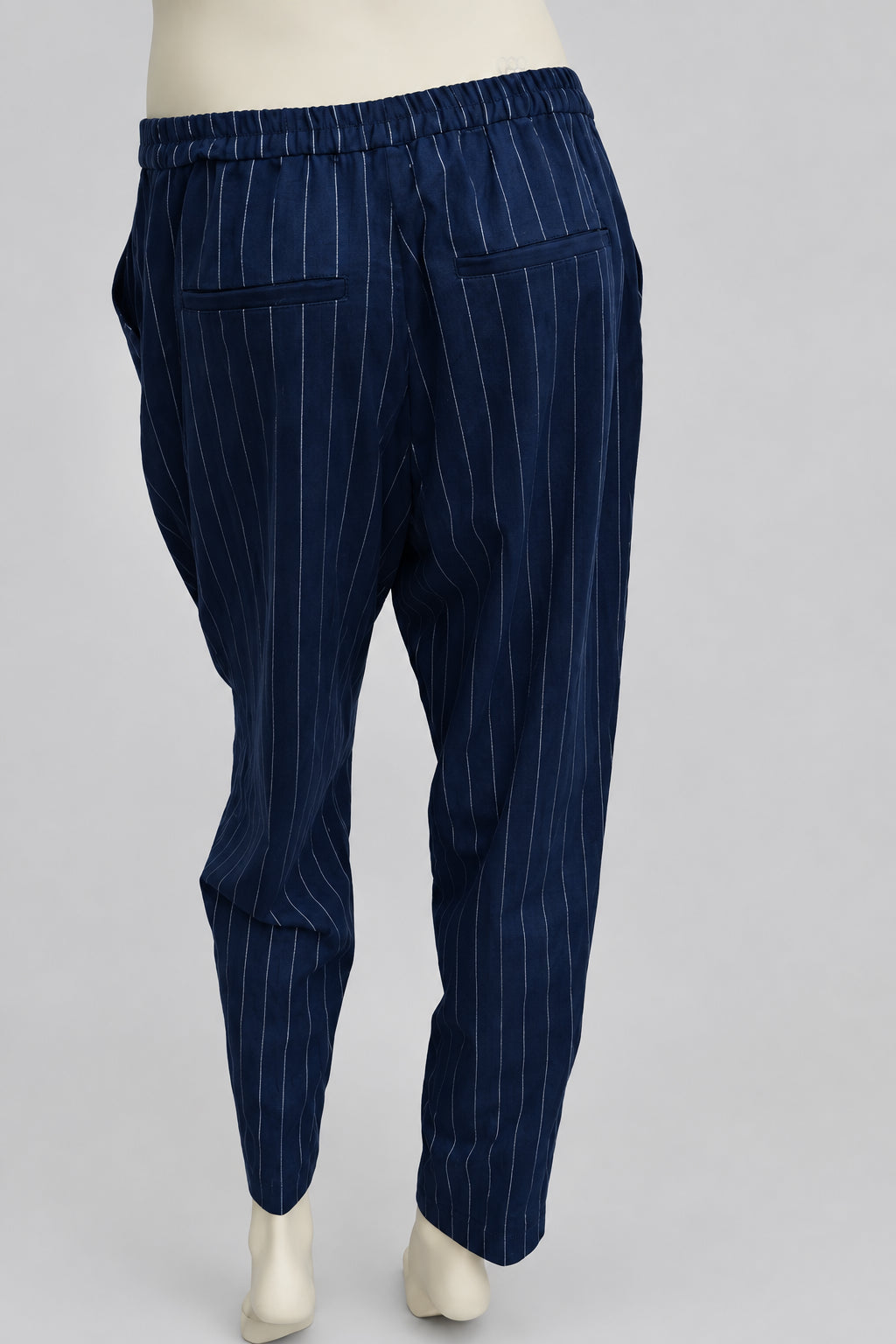 NWT Monki "Tarja" Nadelstreifen-Hose in Navy/Weiß – Gr. 42