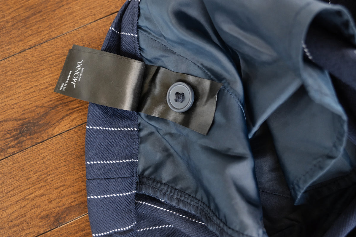 NWT Monki "Tarja" Nadelstreifen-Hose in Navy/Weiß – Gr. 42