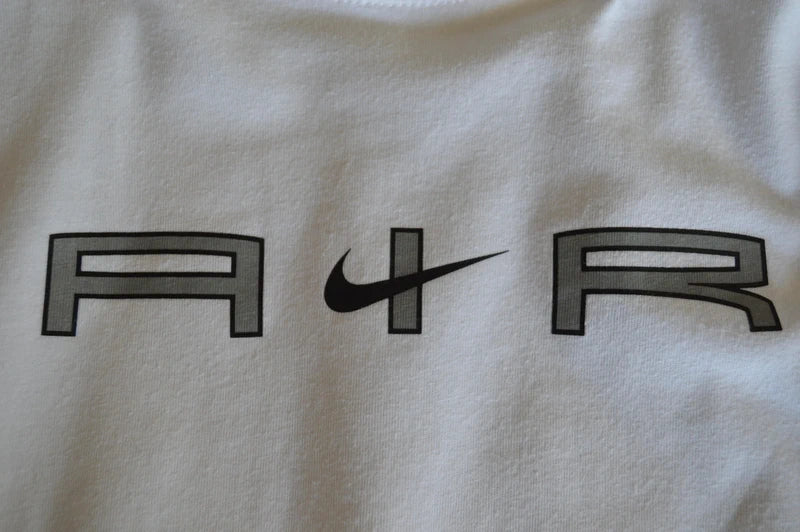 Nike Air „Center Logo“ T-Shirt mit Ärmel-Stickerei – Weiß – Gr. XS (Hervorragend)