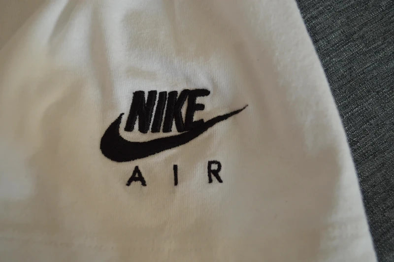 Nike Air „Center Logo“ T-Shirt mit Ärmel-Stickerei – Weiß – Gr. XS (Hervorragend)
