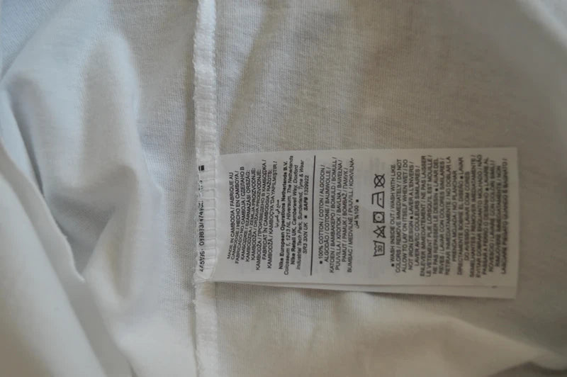 Nike Air „Center Logo“ T-Shirt mit Ärmel-Stickerei – Weiß – Gr. XS (Hervorragend)