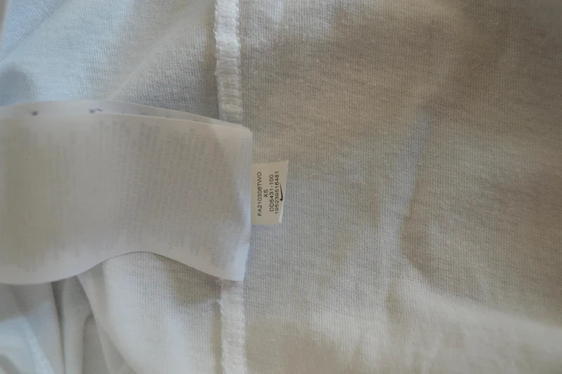 Nike Air „Center Logo“ T-Shirt mit Ärmel-Stickerei – Weiß – Gr. XS (Hervorragend)