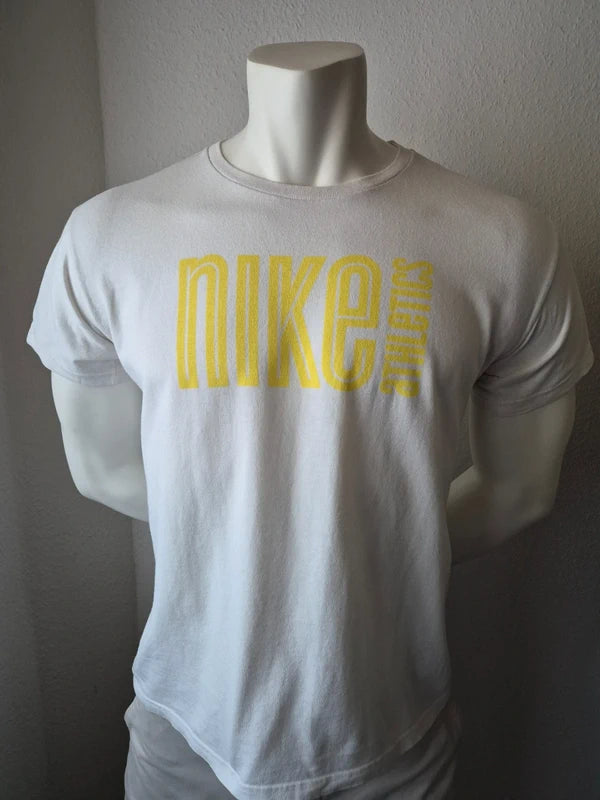 Nike Athletics – Vintage T-Shirt "Silver Tag" in Weiß / Gelb – Gr. L (Guter Vintage-Zustand)