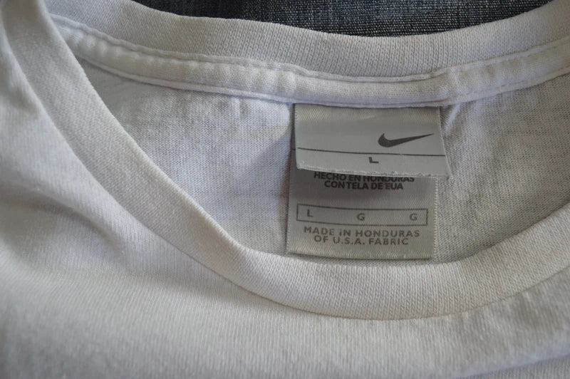 Nike Athletics – Vintage T-Shirt "Silver Tag" in Weiß / Gelb – Gr. L (Guter Vintage-Zustand)