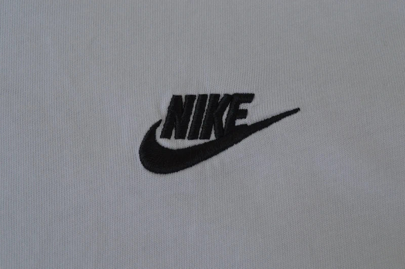 Nike Damen Mini-Swoosh T-Shirt in Weiß – Gr. XS/S (Junior L)