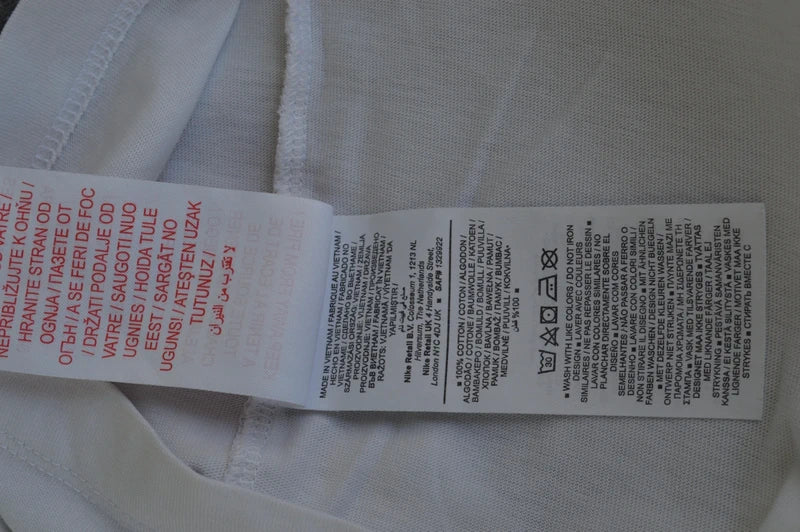 Nike Damen Mini-Swoosh T-Shirt in Weiß – Gr. XS/S (Junior L)