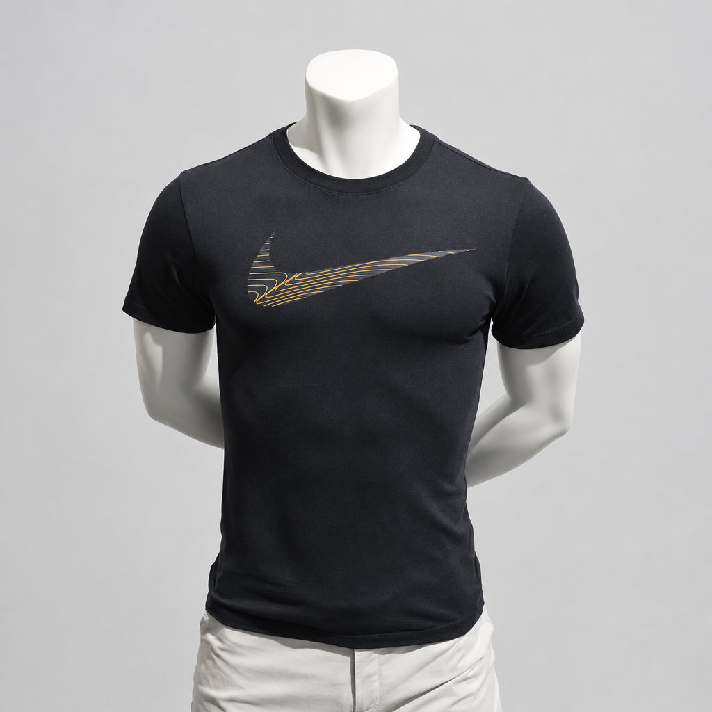 Nike Dri-FIT Graphic Swoosh T-Shirt in Schwarz/Gold – Gr. XS