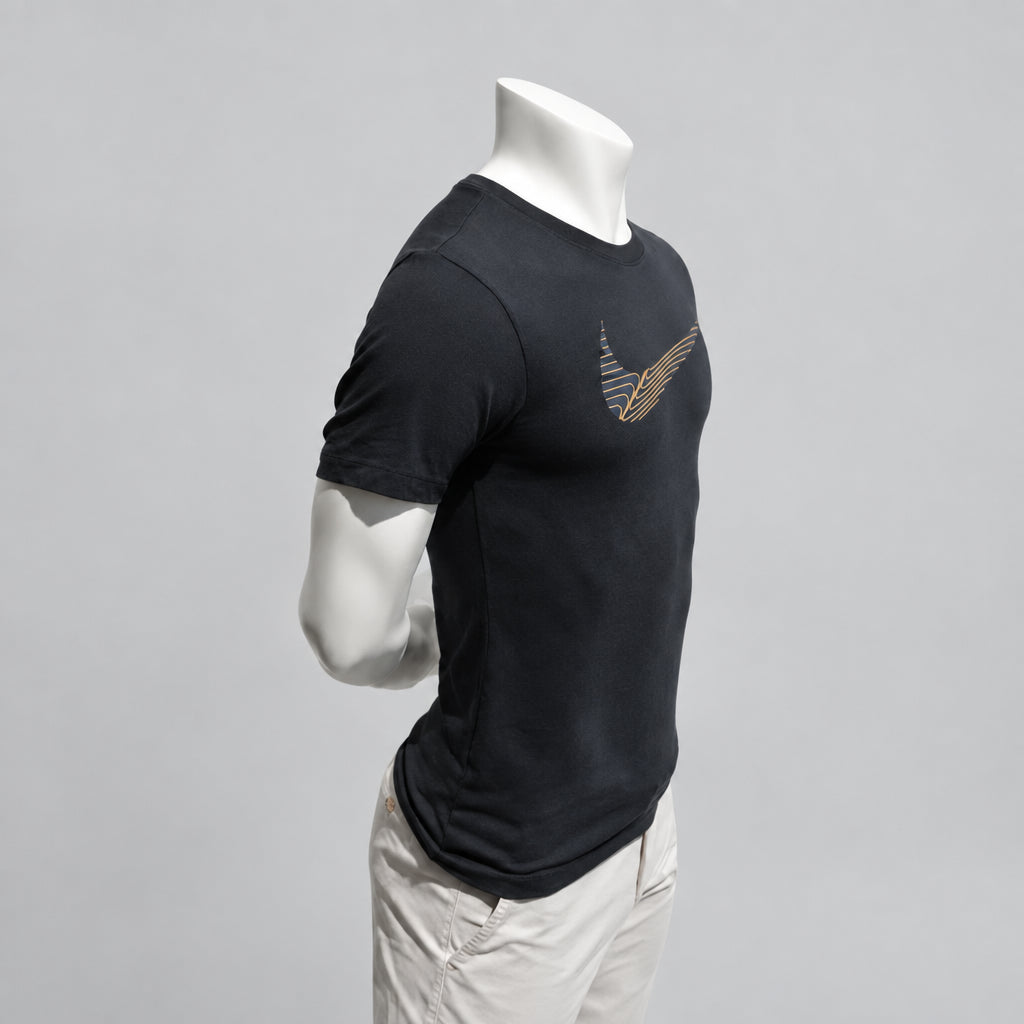 Nike Dri-FIT Graphic Swoosh T-Shirt in Schwarz/Gold – Gr. XS