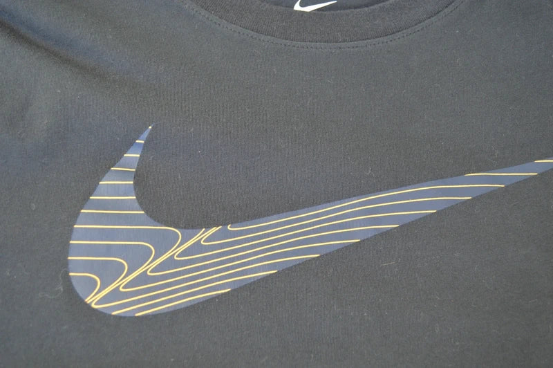 Nike Dri-FIT Graphic Swoosh T-Shirt in Schwarz/Gold – Gr. XS