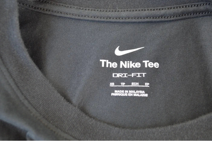 Nike Dri-FIT Graphic Swoosh T-Shirt in Schwarz/Gold – Gr. XS