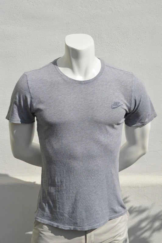 Nike Herren Classic Embroidered Logo Tee in Grau-Meliert – Gr. S