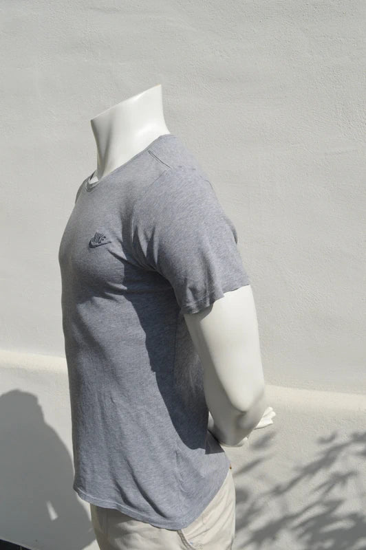 Nike Herren Classic Embroidered Logo Tee in Grau-Meliert – Gr. S