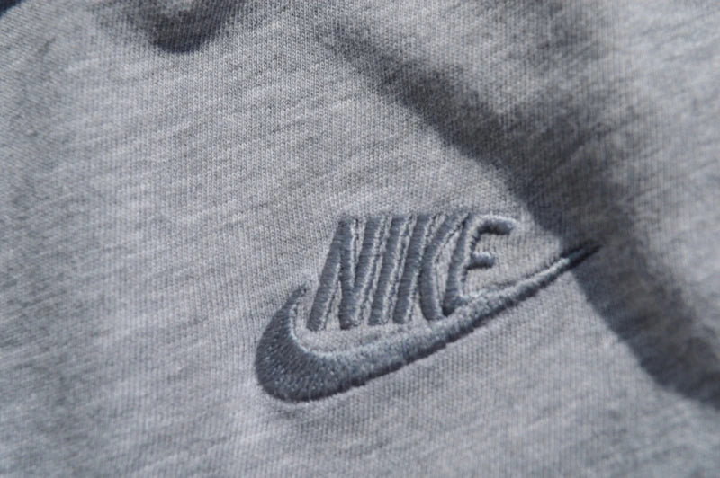 Nike Herren Classic Embroidered Logo Tee in Grau-Meliert – Gr. S