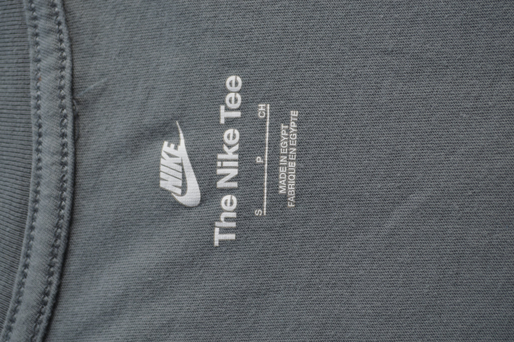 Nike Herren Club Tee Stick-Logo T-Shirt in Schiefergrau – Gr. S