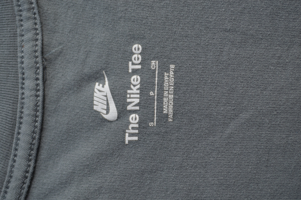 Nike Herren Club Tee Stick-Logo T-Shirt in Schiefergrau – Gr. S