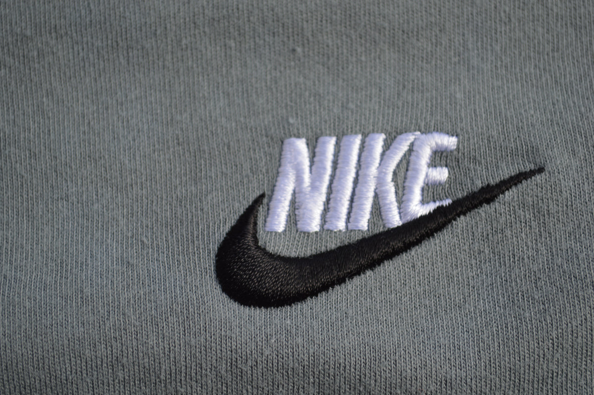 Nike Herren Club Tee Stick-Logo T-Shirt in Schiefergrau – Gr. S
