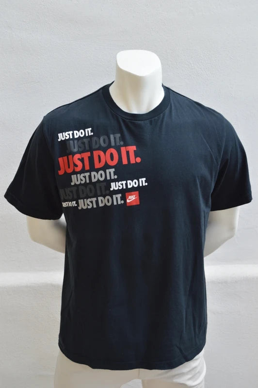 Nike Just Do It. Stacked Graphic T-Shirt in Schwarz – Gr. L