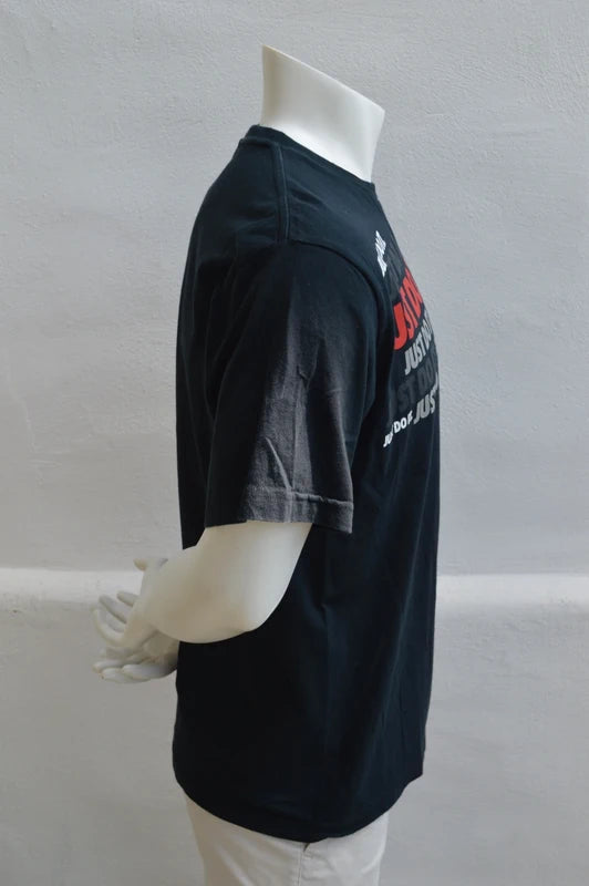 Nike Just Do It. Stacked Graphic T-Shirt in Schwarz – Gr. L