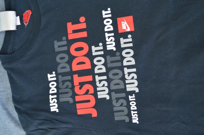 Nike Just Do It. Stacked Graphic T-Shirt in Schwarz – Gr. L