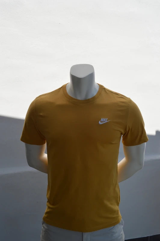 Nike Sportswear Club „Chest Logo“ T-Shirt – Senfgelb / Gold – Gr. M (Hervorragend)
