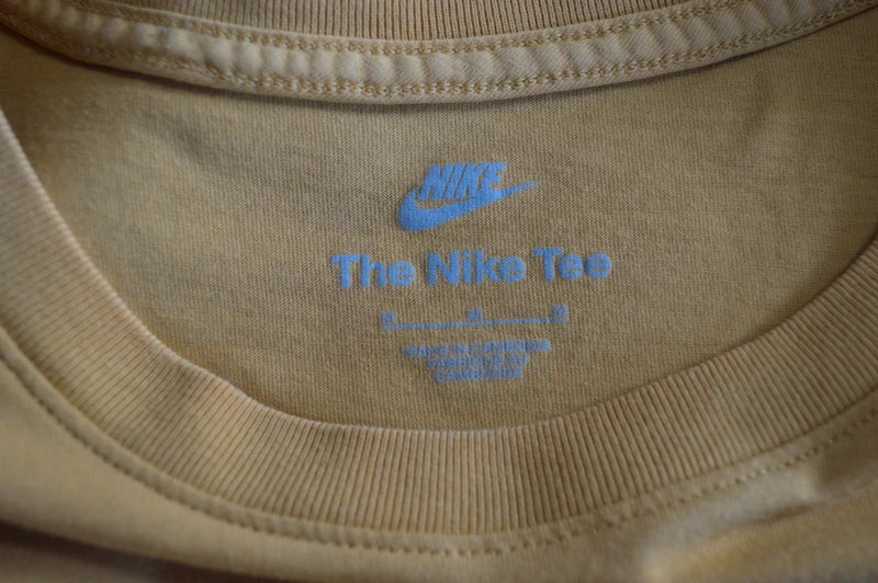 Nike Sportswear Club „Chest Logo“ T-Shirt – Senfgelb / Gold – Gr. M (Hervorragend)