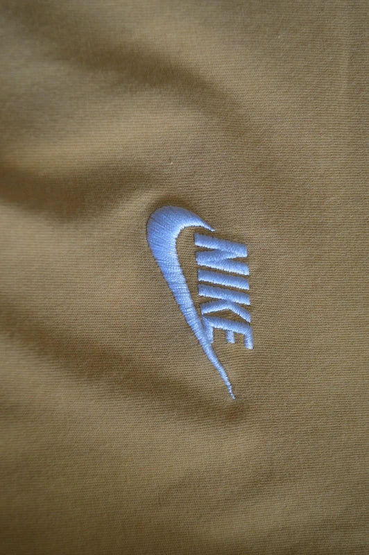 Nike Sportswear Club „Chest Logo“ T-Shirt – Senfgelb / Gold – Gr. M (Hervorragend)