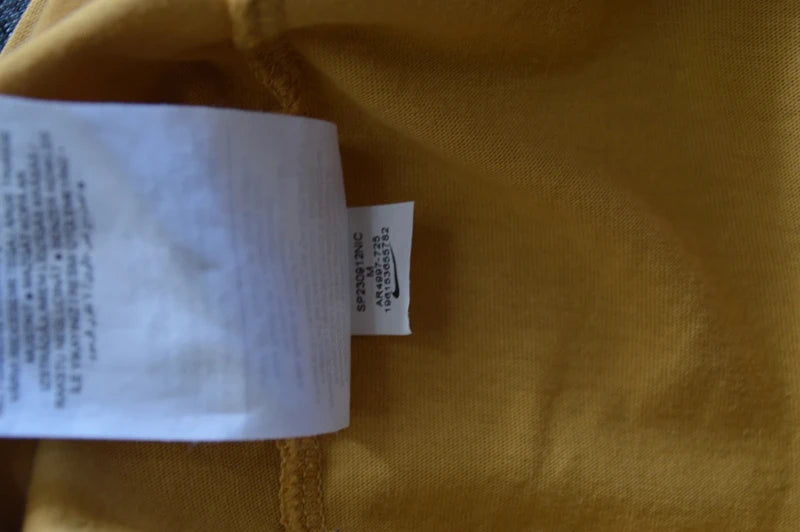 Nike Sportswear Club „Chest Logo“ T-Shirt – Senfgelb / Gold – Gr. M (Hervorragend)