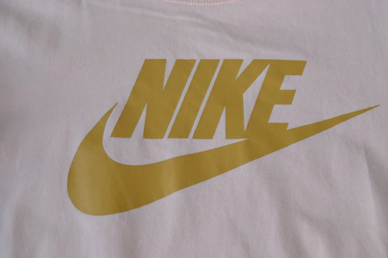 Nike Sportswear Essential Muscle Tank Top in Hellrosa mit Gold-Logo – Gr. XL (flexibel)