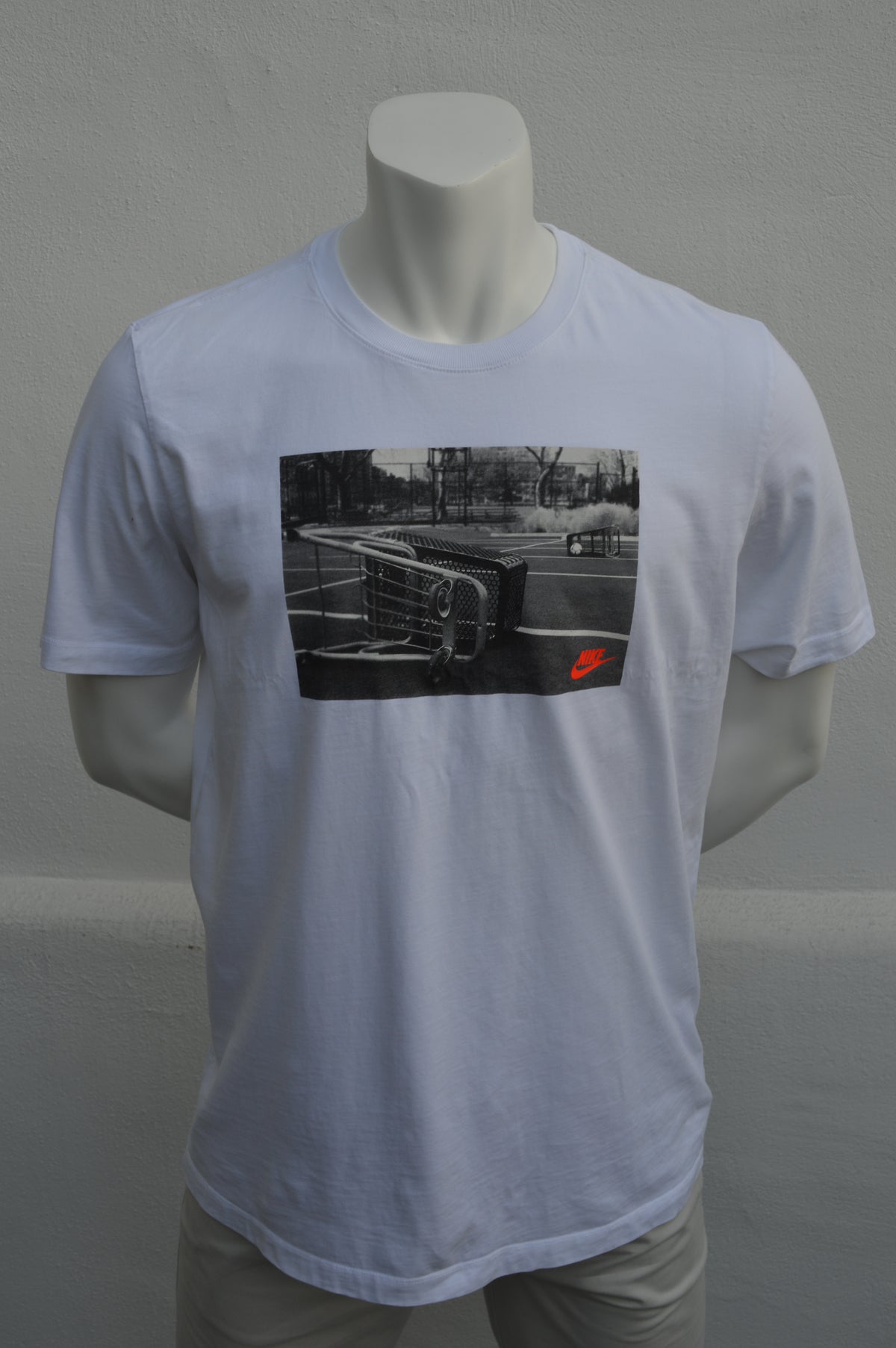 Nike Sportswear Herren Graphic T-Shirt Court Photo Weiß – Größe XL (CI6268-100)