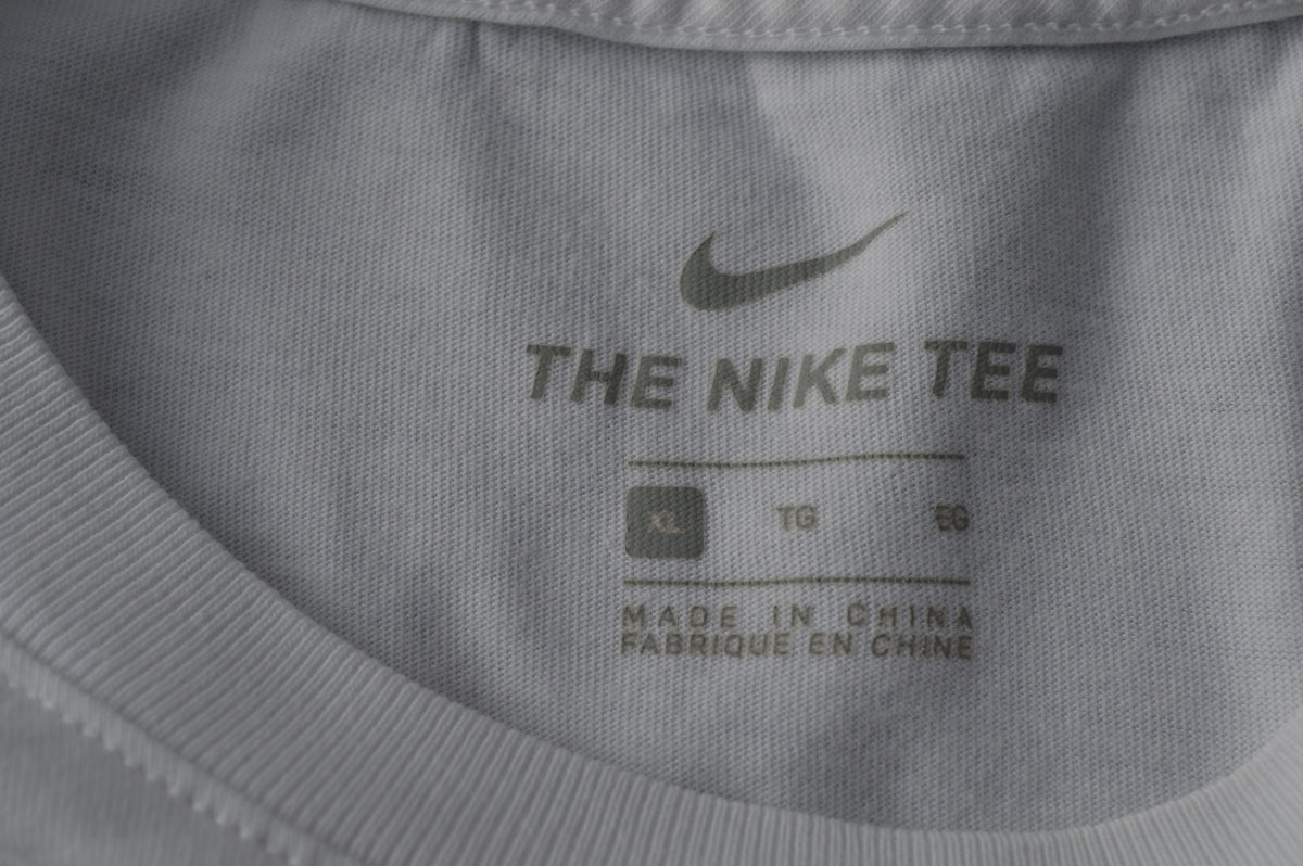 Nike Sportswear Herren Graphic T-Shirt Court Photo Weiß – Größe XL (CI6268-100)
