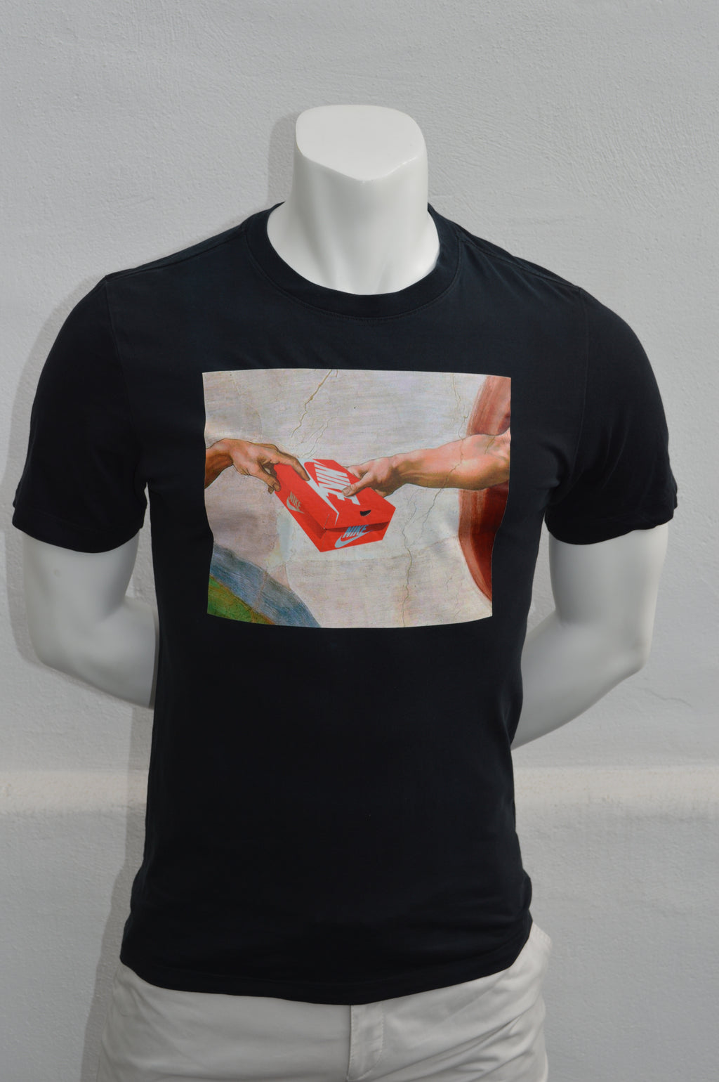 Nike Sportswear Herren Graphic T-Shirt The Creation of Adam Schwarz – Größe S (AR5052-010)
