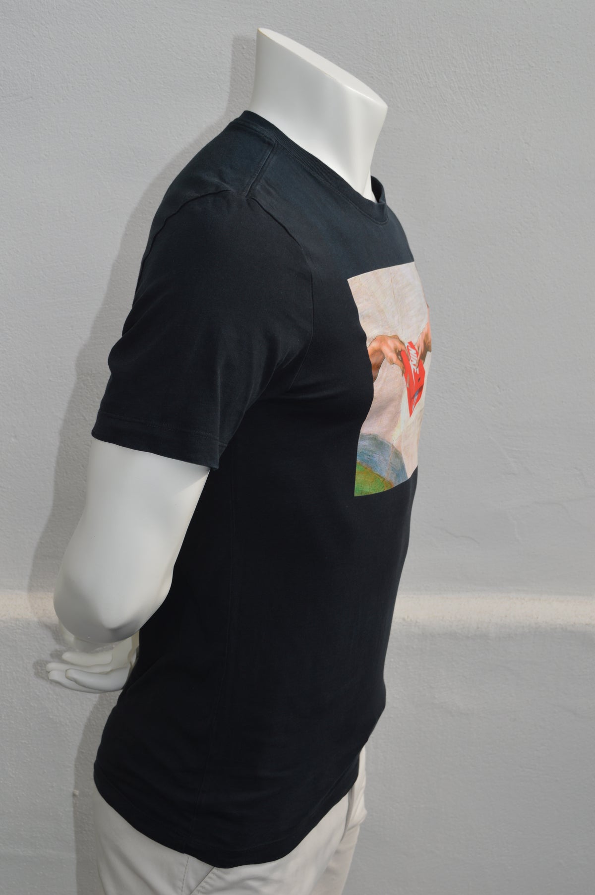 Nike Sportswear Herren Graphic T-Shirt The Creation of Adam Schwarz – Größe S (AR5052-010)