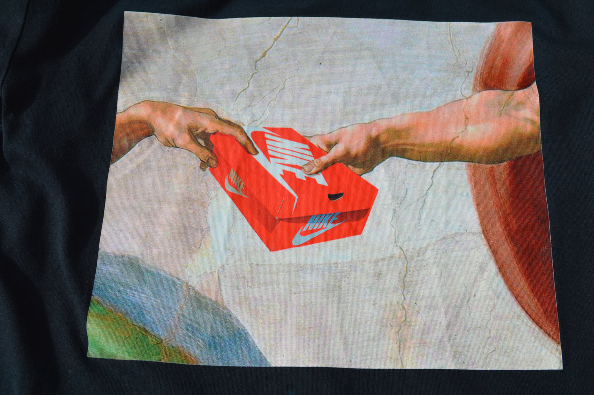 Nike Sportswear Herren Graphic T-Shirt The Creation of Adam Schwarz – Größe S (AR5052-010)