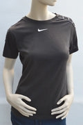 Nike Sportswear Repeat Swoosh Tape T-Shirt in Schwarz – Gr. XS/S