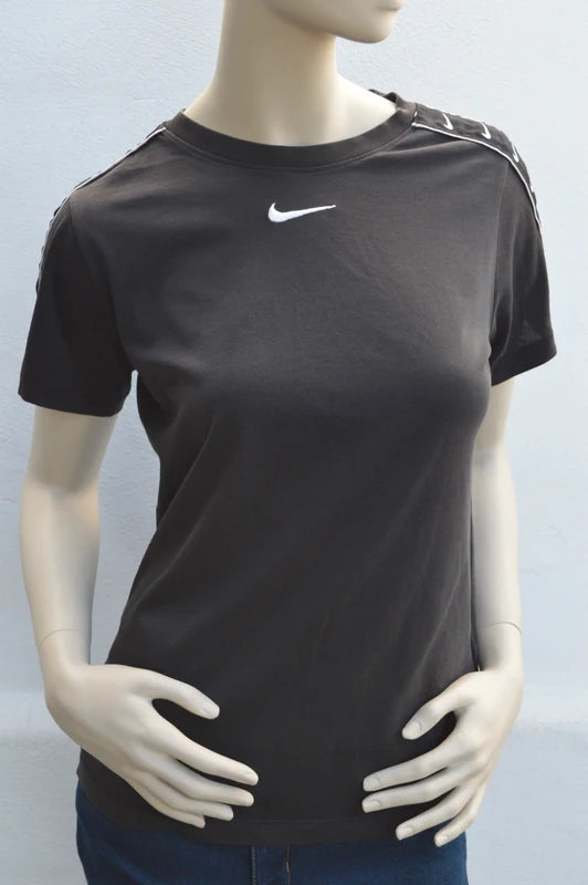 Nike Sportswear Repeat Swoosh Tape T-Shirt in Schwarz – Gr. XS/S