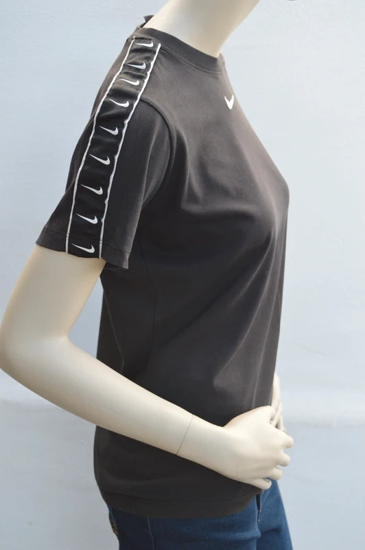Nike Sportswear Repeat Swoosh Tape T-Shirt in Schwarz – Gr. XS/S